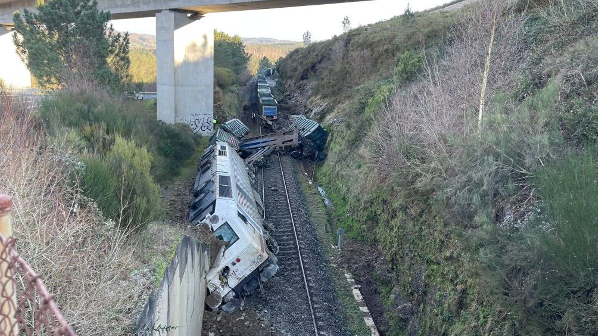 El tren descarrilado en Lalín. El tren descarrilado en Lalín.