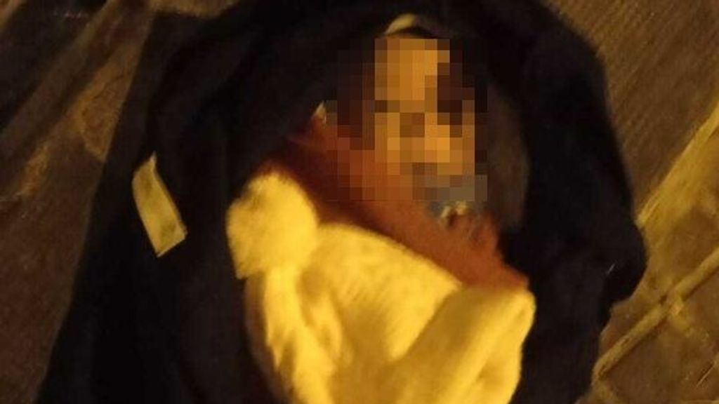 El bebé abandonado estaba bien abrigado dentro de una bolsa de tela negra
