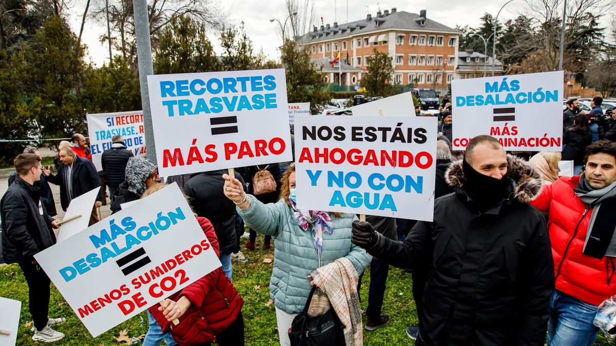 EuropaPress 4942917 varios regantes pancartas concentracion evitar recorten trasvase EuropaPress 4942917 varios regantes pancartas concentracion evitar recorten trasvase