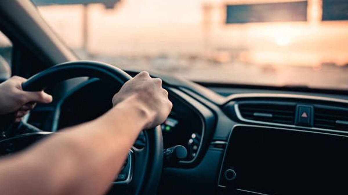 Hay muchas personas que, al viajar en coche o en autobús, se marean Hay muchas personas que, al viajar en coche o en autobús, se marean