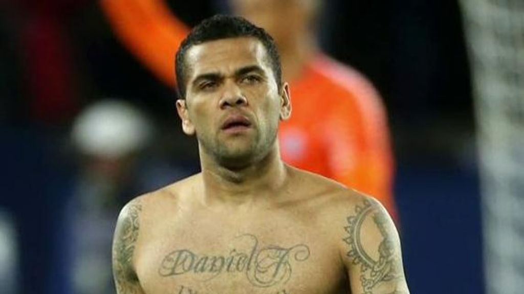 Las cámaras de seguridad graban a Dani Alves saliendo del baño tras la presunta violación: qué hace el futbolista