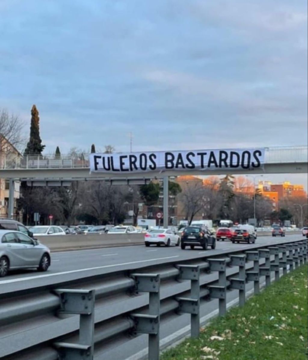Los ultras del Atlético calientan el derbi con una pancarta contra el Madrid: "Fuleros bastardos"