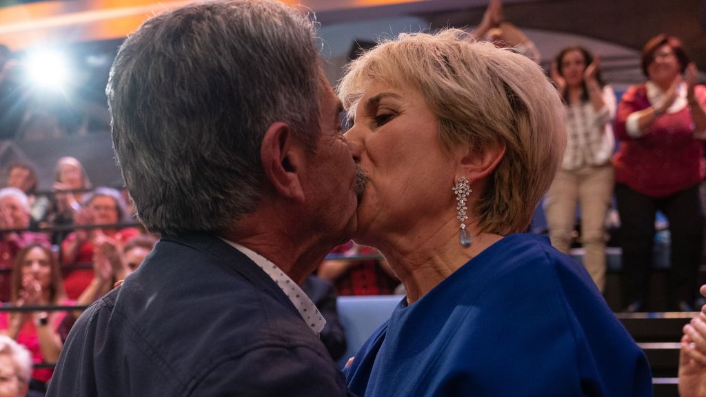 Miguel Ángel Revilla besa a su mujer, Aurora, en 'El Hormiguero'