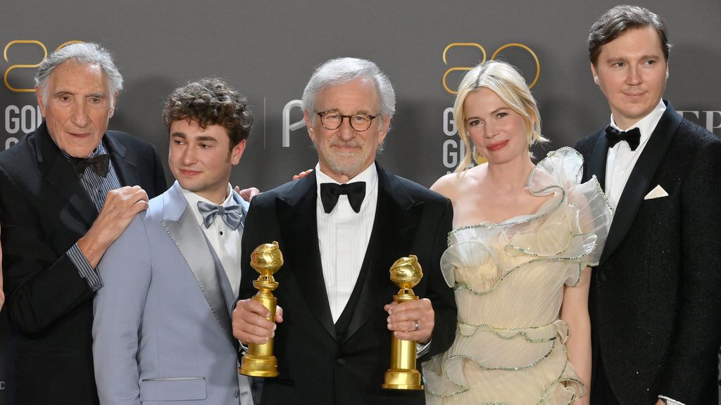 Spielberg, junto al reparto de 'Los Fabelman' en la gala de entrega de los Globos de Oro