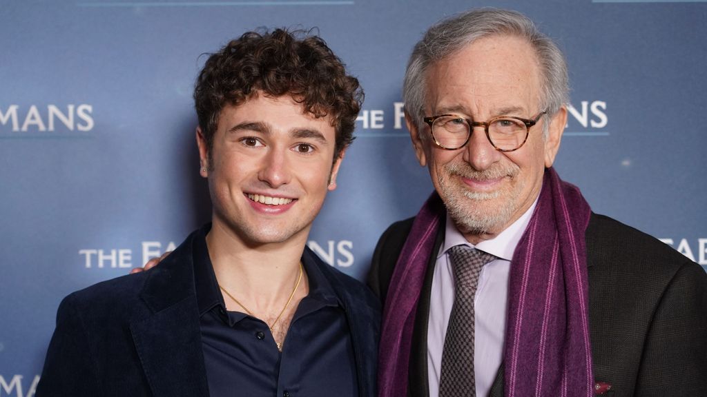 Steven Spielberg junto a Gabriel LaBelle, quien hace de su alter ego en 'Los Fablelman'