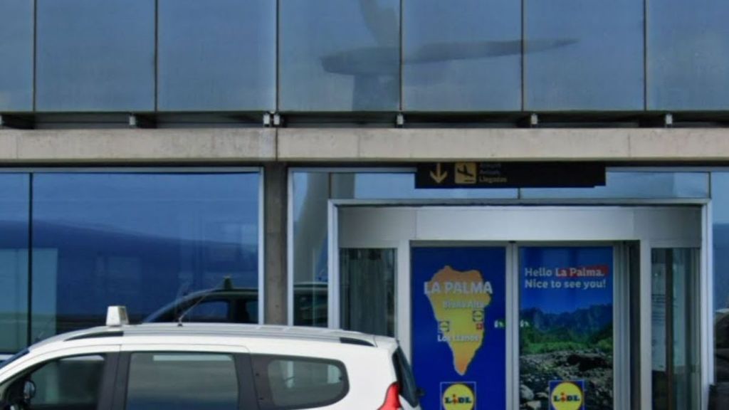Un taxi, en la zona de llegadas del Aeropuerto de La Palma
