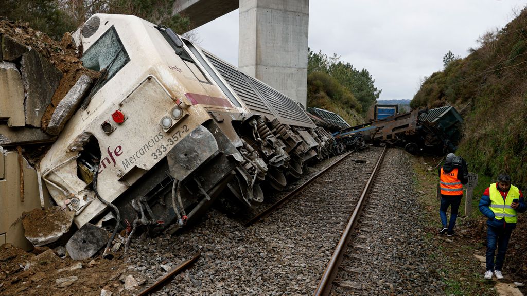 Herido el maquinista de un tren de mercancías tras descarrilar en Lalín, Pontevedra
