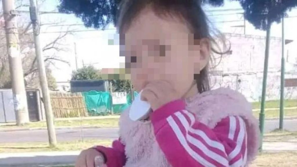 Una madre lleva a su hija muerta al hospital tras "caerse de la cama" y la autopsia revela que fue asesinada