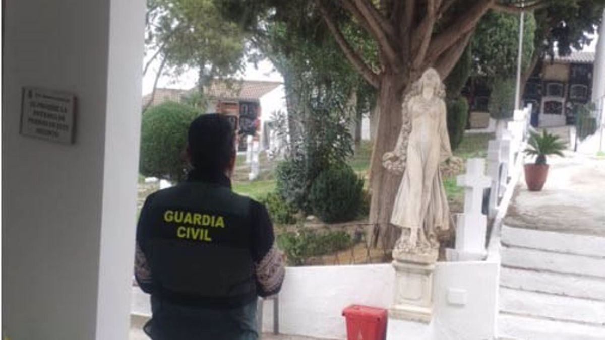 Agente de la Guardia Civil de Jaén en el cementerio municipal Agente de la Guardia Civil de Jaén en el cementerio municipal
