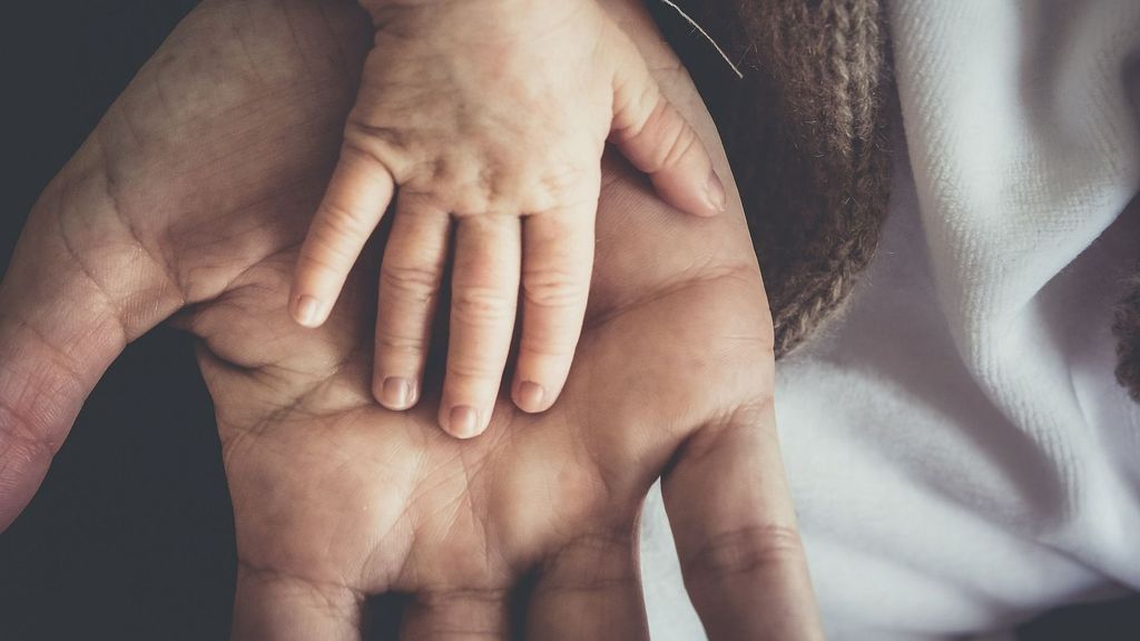 Alternativas ante el abandono de un bebé como el de Sants: las familias de acogida