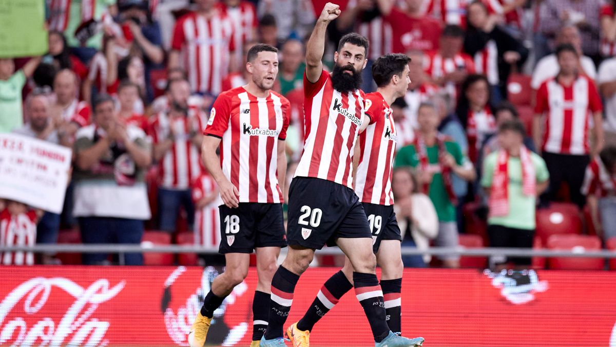 Asier Villalibre juega vestido de rojiblanco en el Athletic Asier Villalibre juega vestido de rojiblanco en el Athletic