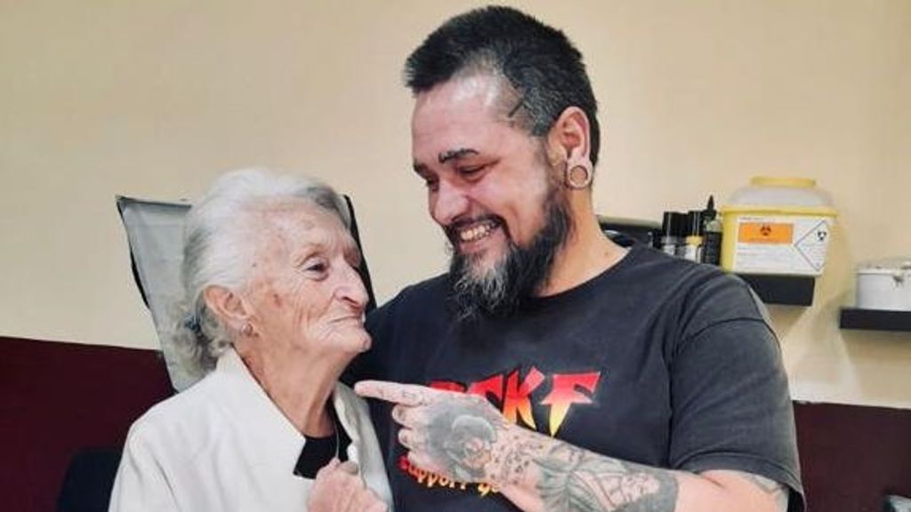 Carmen, tatuada a sus 78 años, con Wicschky, el artífice