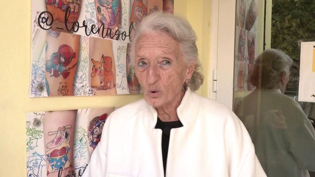 Carmen, una anciana de 78 años que acaba de su sueño, un tatuaje: "cuando era joven mi padre no me dejaba"