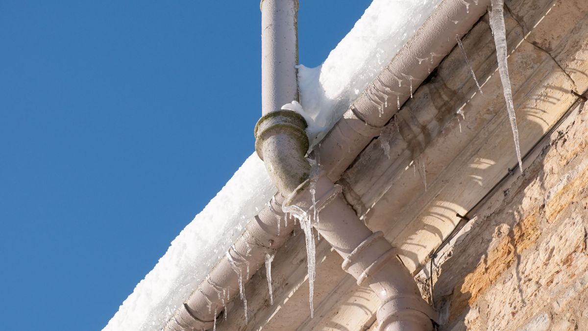 ¿Cómo evitar que se congelen y estallen las tuberías con el frío?