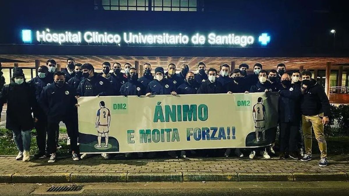 Compañeros de Diego durante la sorpresa que le dieron hace un año en el Hospital Clínico de Santiago. Compañeros de Diego durante la sorpresa que le dieron hace un año en el Hospital Clínico de Santiago.