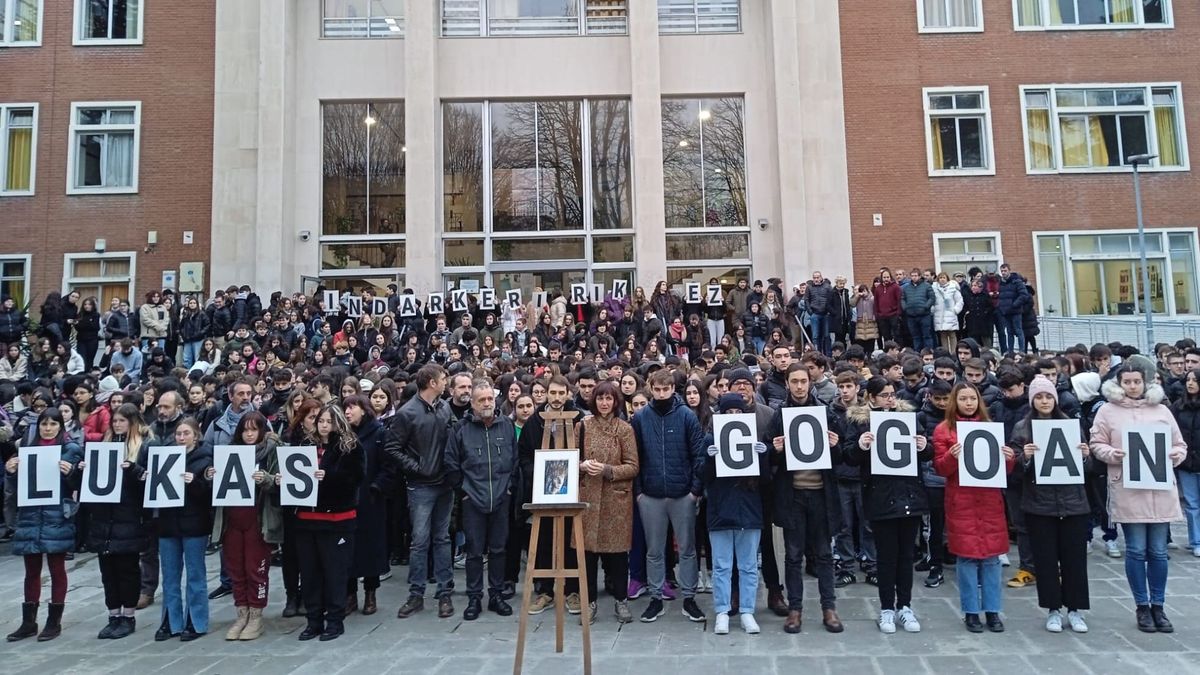 Concentración frente al Instituto Usandizaga en recuerdo a Lukas Agirre Concentración frente al Instituto Usandizaga en recuerdo a Lukas Agirre