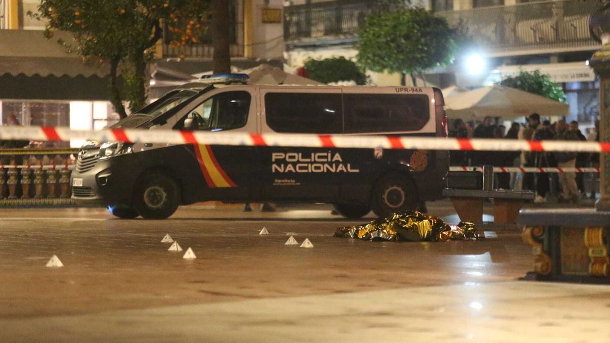 Efectivos sanitarios y policiales cubren el cadáver del sacristán fallecido en un ataque a diferentes iglesias, a 25 de enero de 2023 en Algeciras