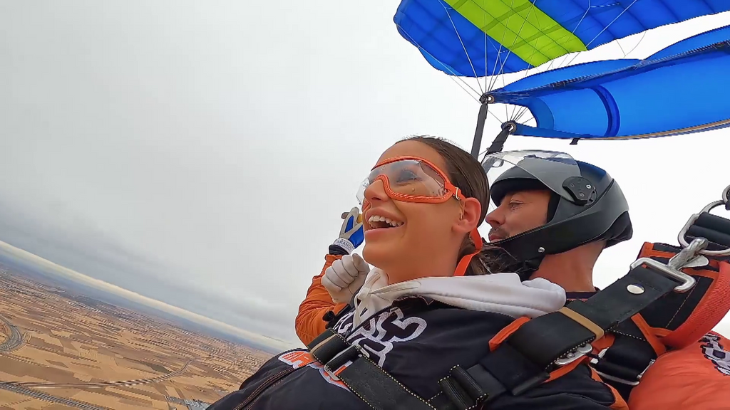 El salto en paracaídas de Sheila y Miguel