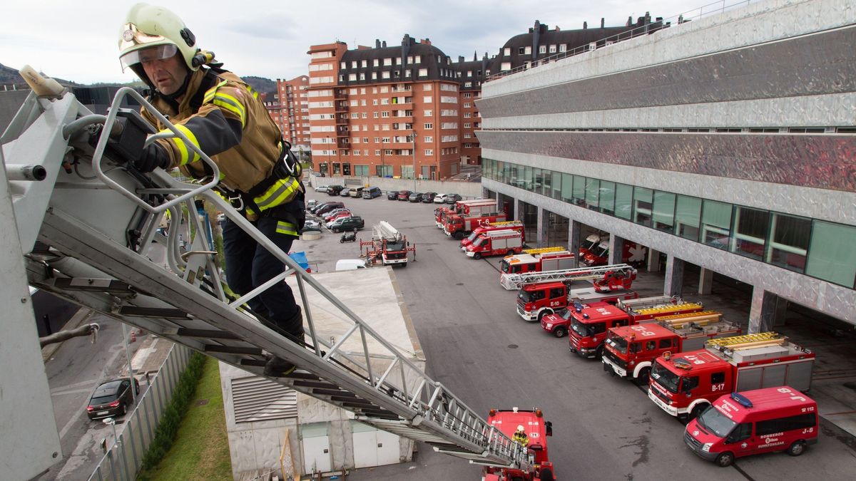 Imagen de un bombero subido a una escalera en el parque de Miribilla, en Bilbao Imagen de un bombero subido a una escalera en el parque de Miribilla, en Bilbao