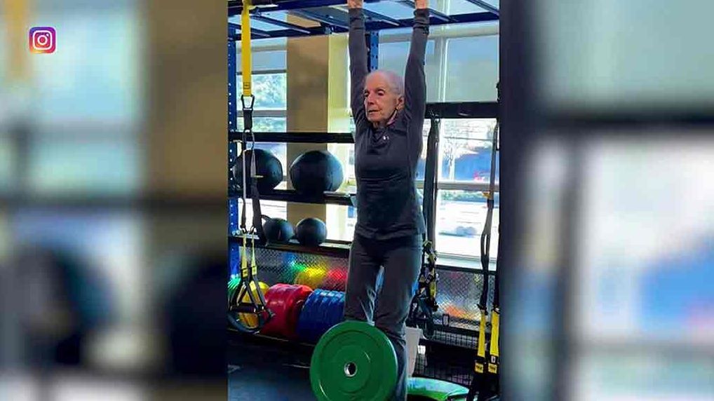 La abuela de hierro: realiza dominadas con una pesa de 5 kilos sujeta solo con los empeines