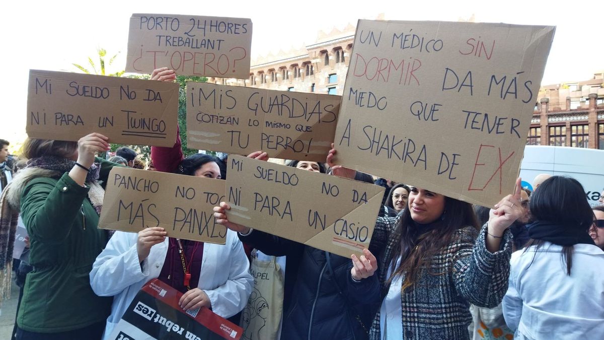 Varios sanitaros protestan ante la Conselleria de Salut Varios sanitaros protestan ante la Conselleria de Salut