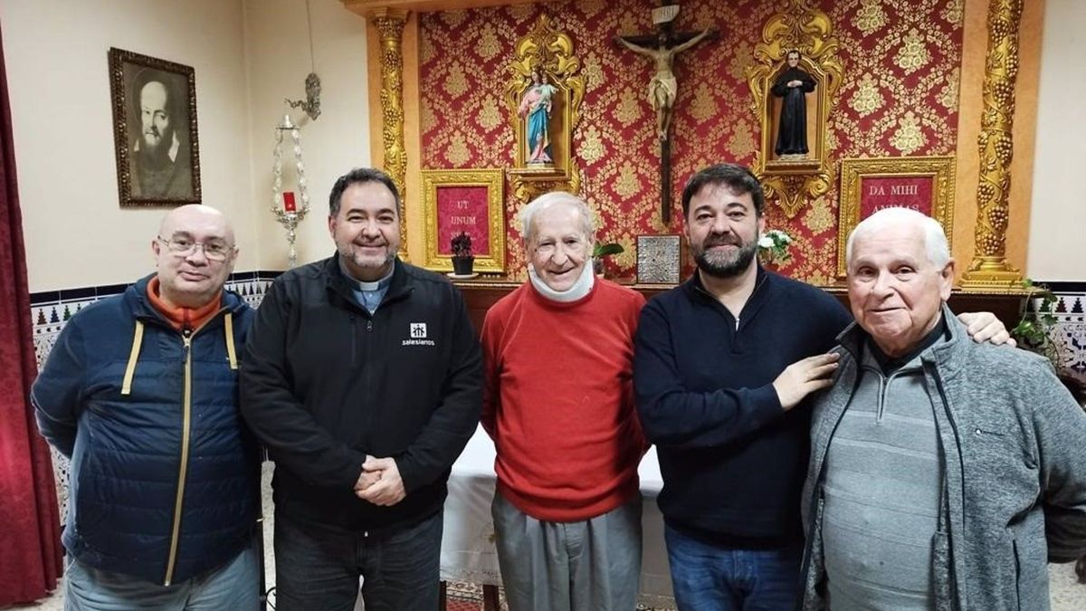 Antonio Rodríguez, en el centro de la imagen, en su comunidad salesiana tras el alta hospitalaria Antonio Rodríguez, en el centro de la imagen, en su comunidad salesiana tras el alta hospitalaria