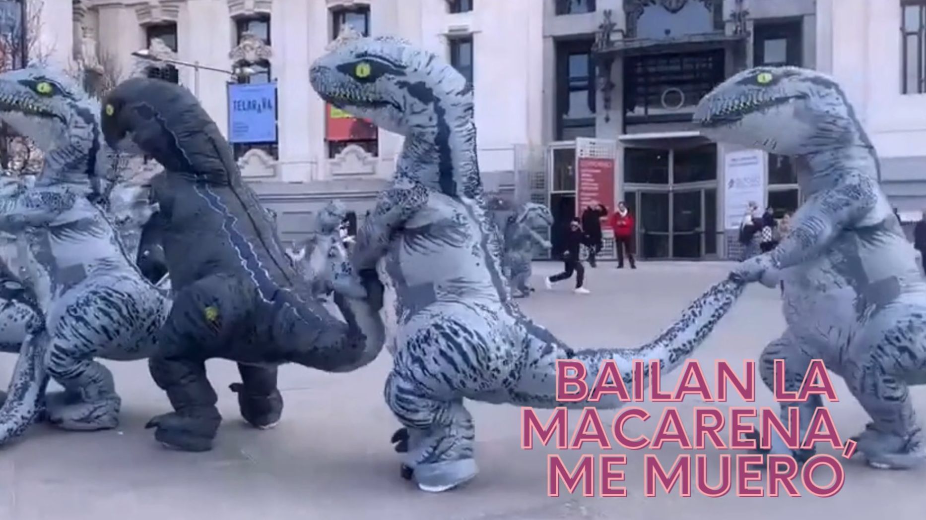 El surrealista ejército de dinosaurios que dejó boquiabiertos a los  peatones en plena calle