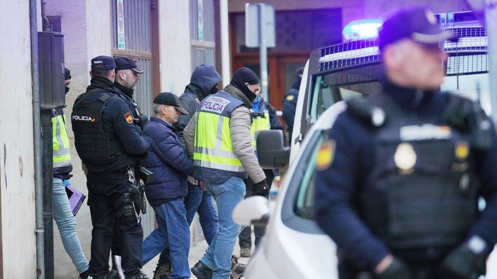 EuropaPress 4946438 agentes policia nacional llevan hombre detenido gorra presunta relacion