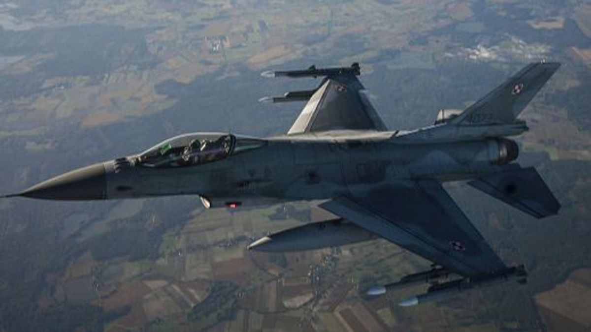 F-16 de la Fuerza Aérea Polaca participa en un ejercicio de protección aérea de la OTAN en la Base Aérea de Lask el 12 de octubre de 2022 en Lask, Polonia