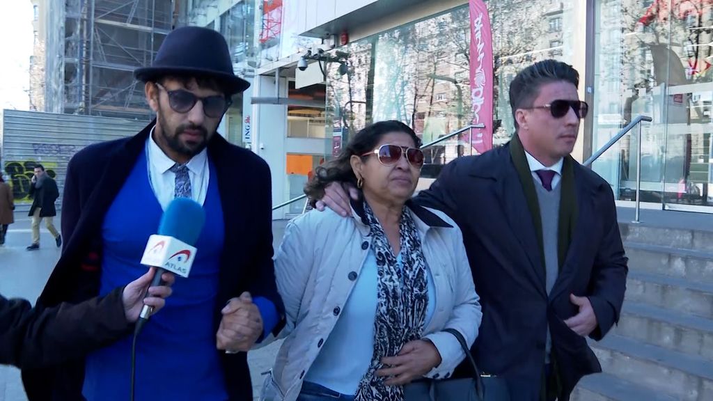 Lucía, la madre de Dani Alves, sale del despacho de abogados