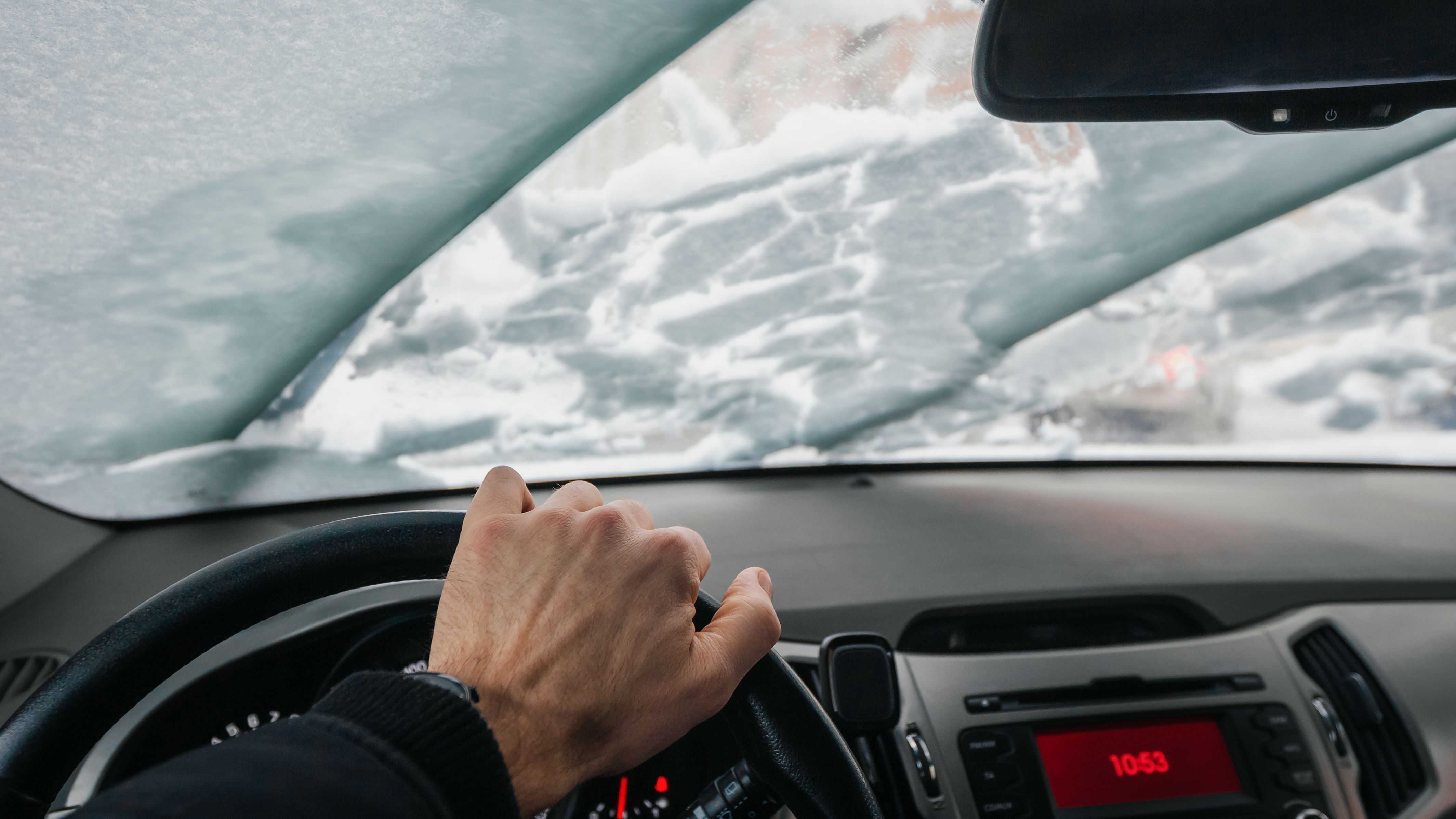Trucos de la DGT para quitar el hielo del cristal del coche sin dañarlo, rascador  hielo coche 