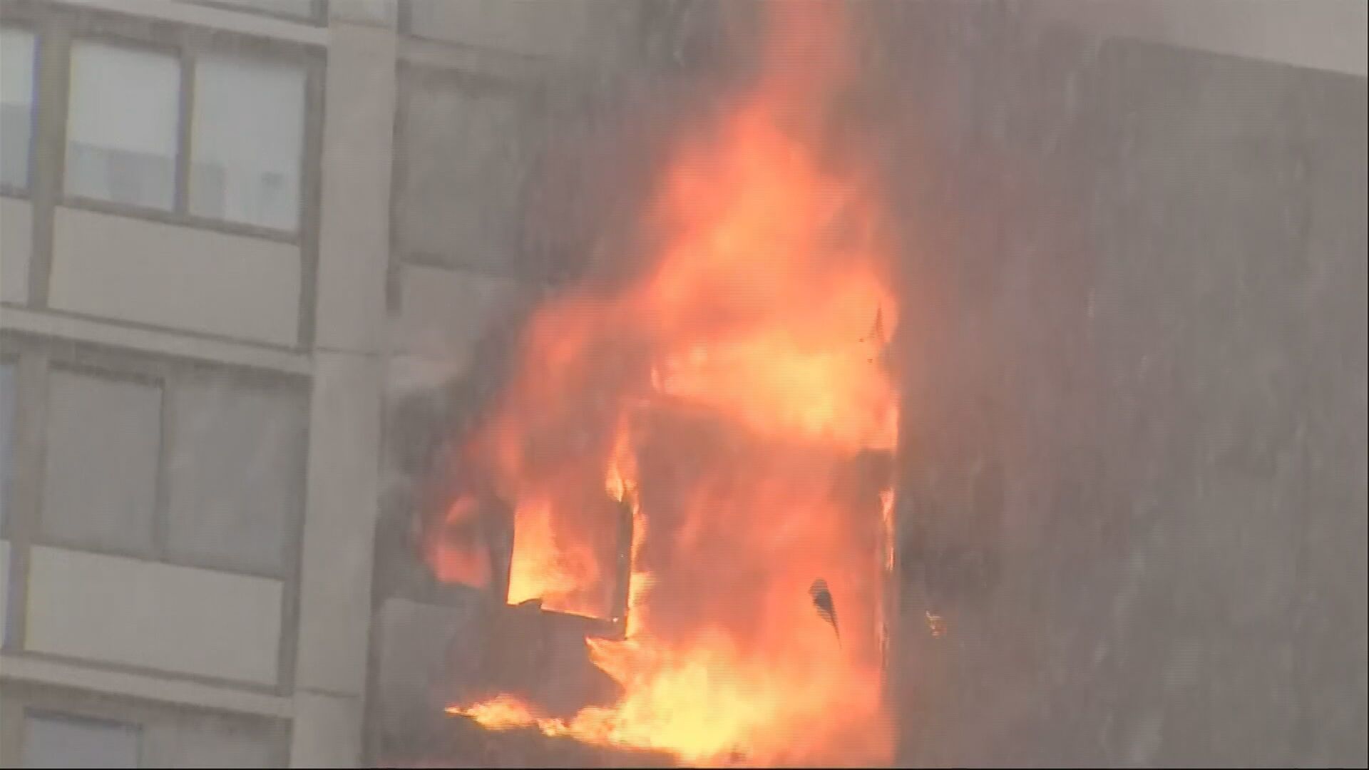 Sobrecogedor incendio mortal en un edificio de Chicago: han necesitado 300 bomberos contra las llamas