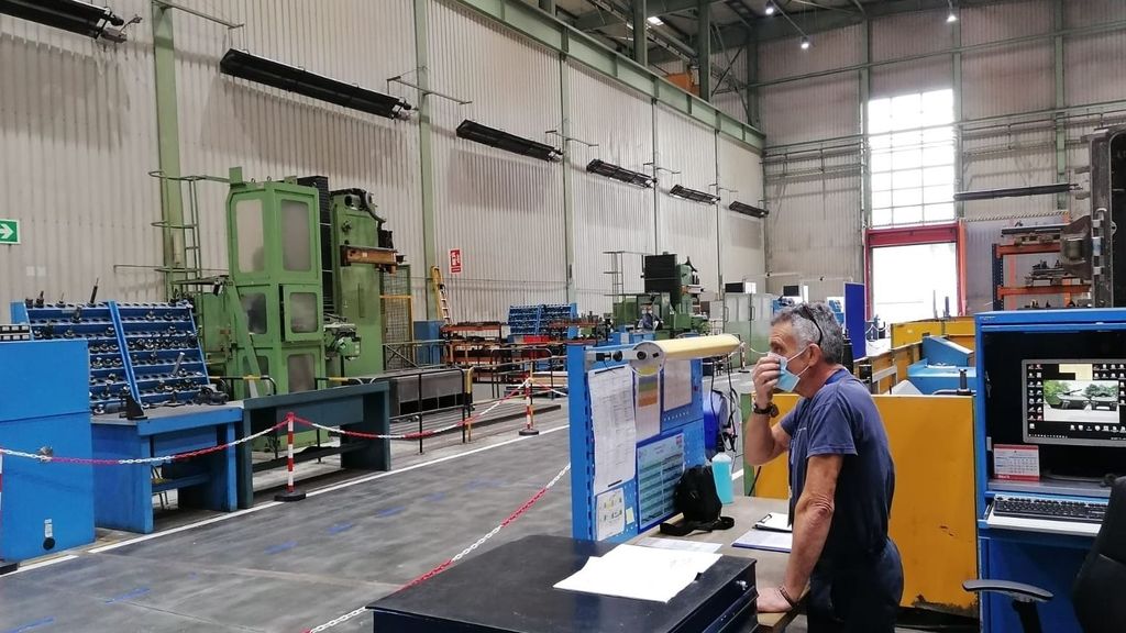 Trabajador en el interior de una fábrica