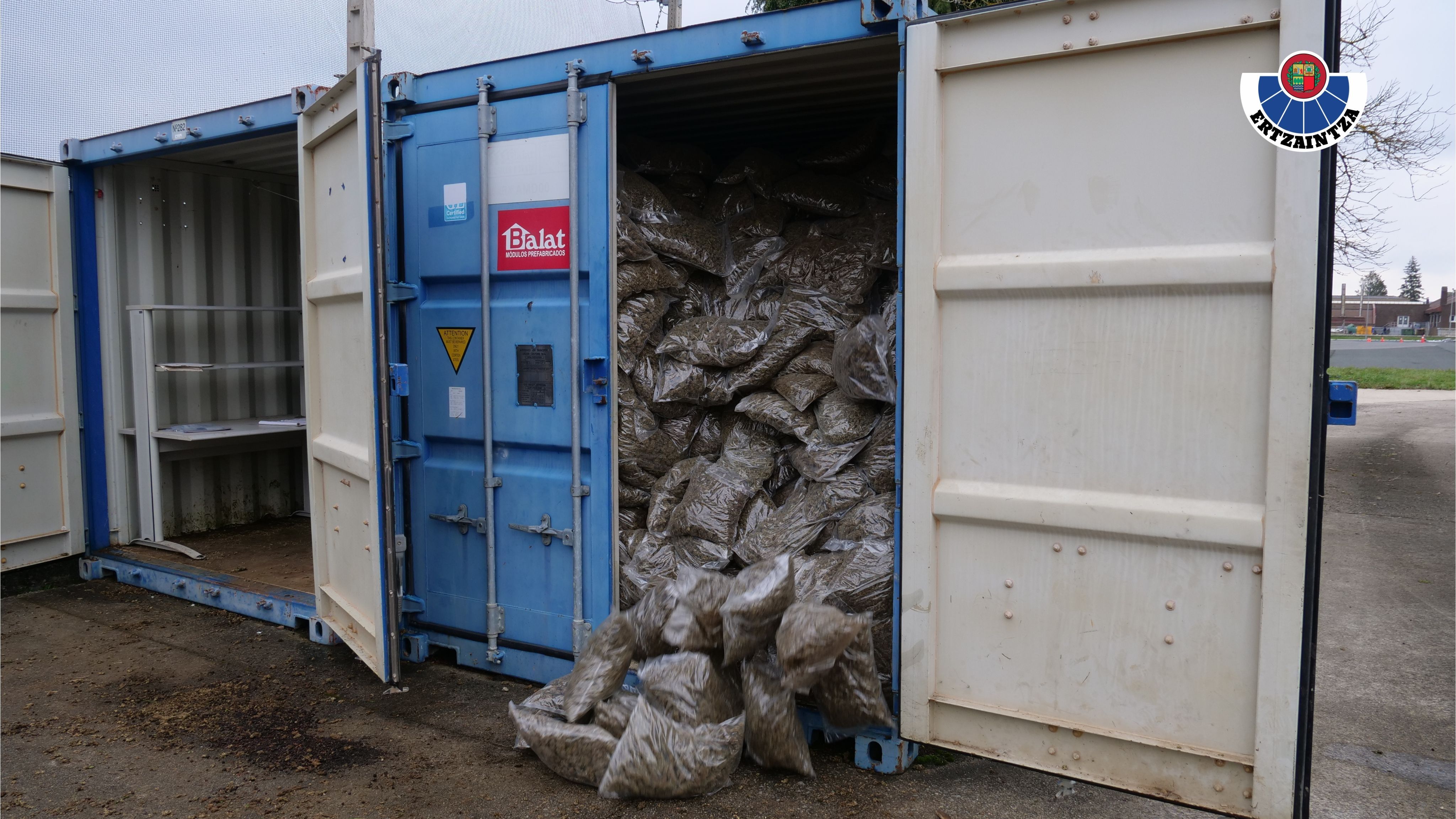 Tres toneladas ocultas en un caserío