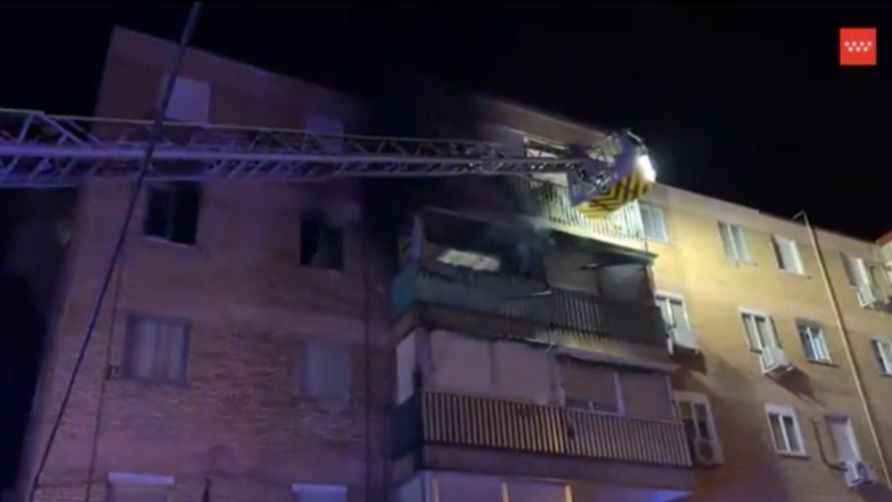 Una veintena de heridos leves en un incendio en una vivienda de Parla