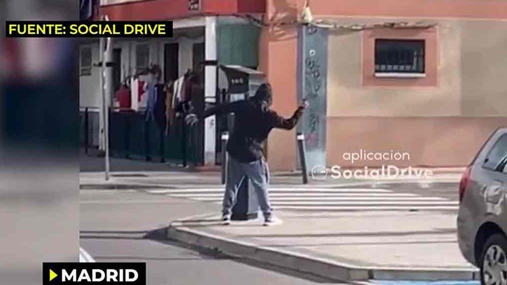 Vídeo viral | Un vecino de Madrid destroza un parquímetro a martillazos