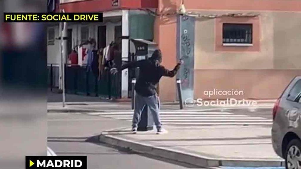 Vídeo viral | Un vecino de Madrid destroza un parquímetro a martillazos