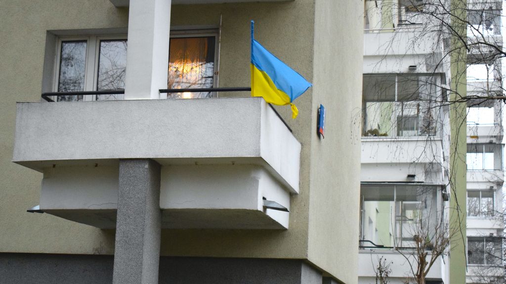 Bandera ucraniana en una casa de Varsovia