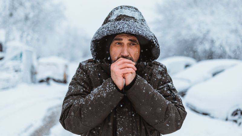 Qué hacer si te pilla una nevada en el coche o en la montaña