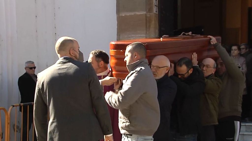 Lágrimas y aplausos en el funeral de Diego Valencia, el sacristán asesinado en Algeciras
