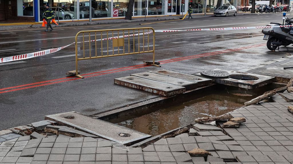 El reventón de una tubería deja varios barrios sin agua en Madrid y provoca inundaciones, cortes de tráfico y metro