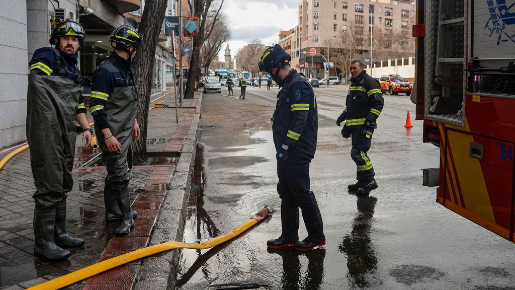 Inundaciones, cortes de tráfico y metro y varios barrios sin agua por la rotura de una tubería en Madrid
