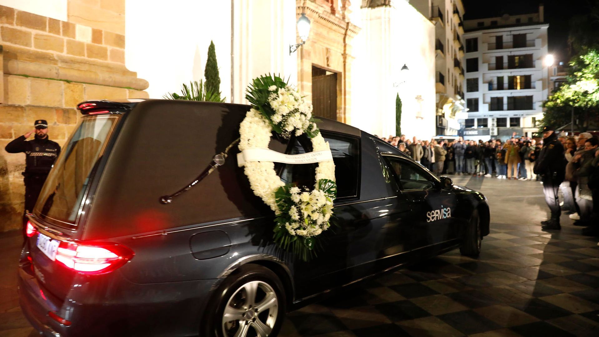 Silencio y lágrimas a la llegada de los restos mortales del sacristán asesinado en Algeciras a la capilla ardiente