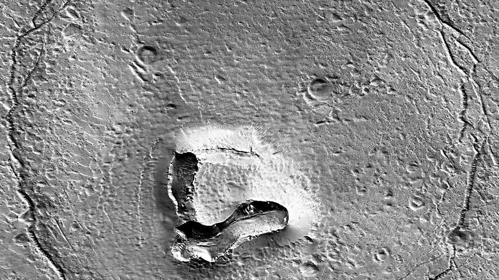 La cara de un oso en la superficie de Marte se hace viral