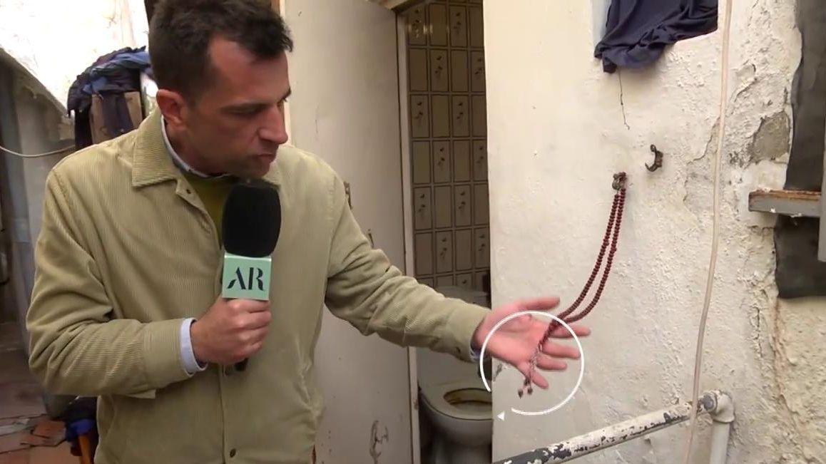 Suciedad y símbolos religiosos en la casa okupa de Yasin Kanza, el asesino de Algeciras