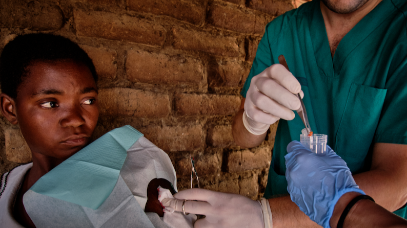 Un niño recibe la medicación para tratar la lepra