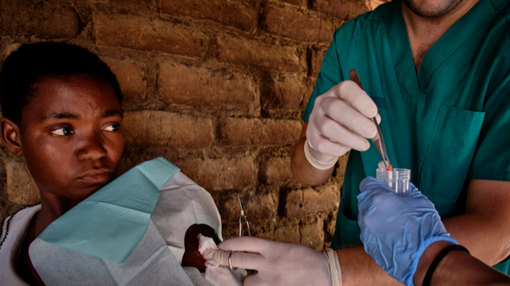 Un niño recibe la medicación para tratar la lepra