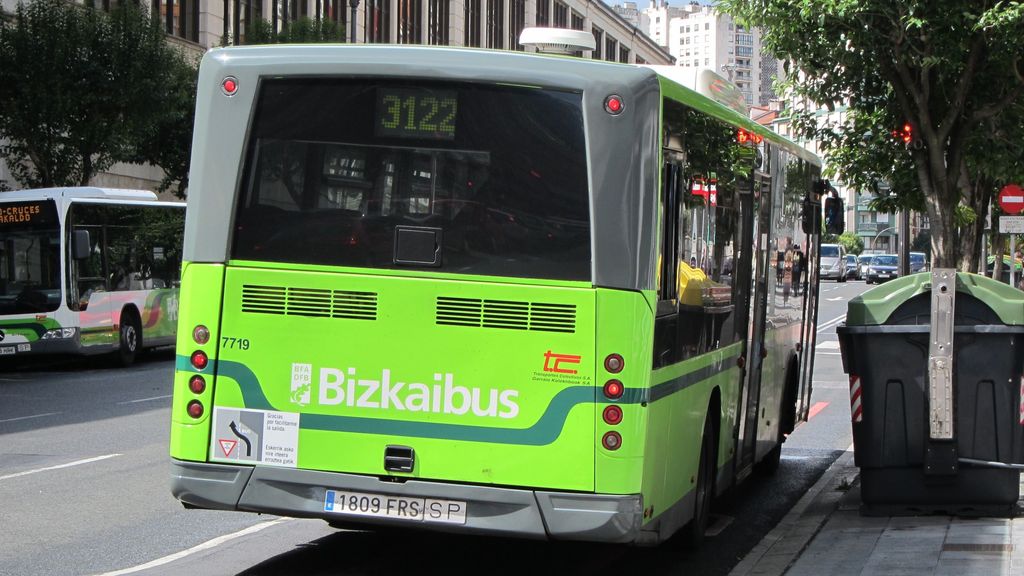 Un vehículo de Bizkaibus circula por Bilbao