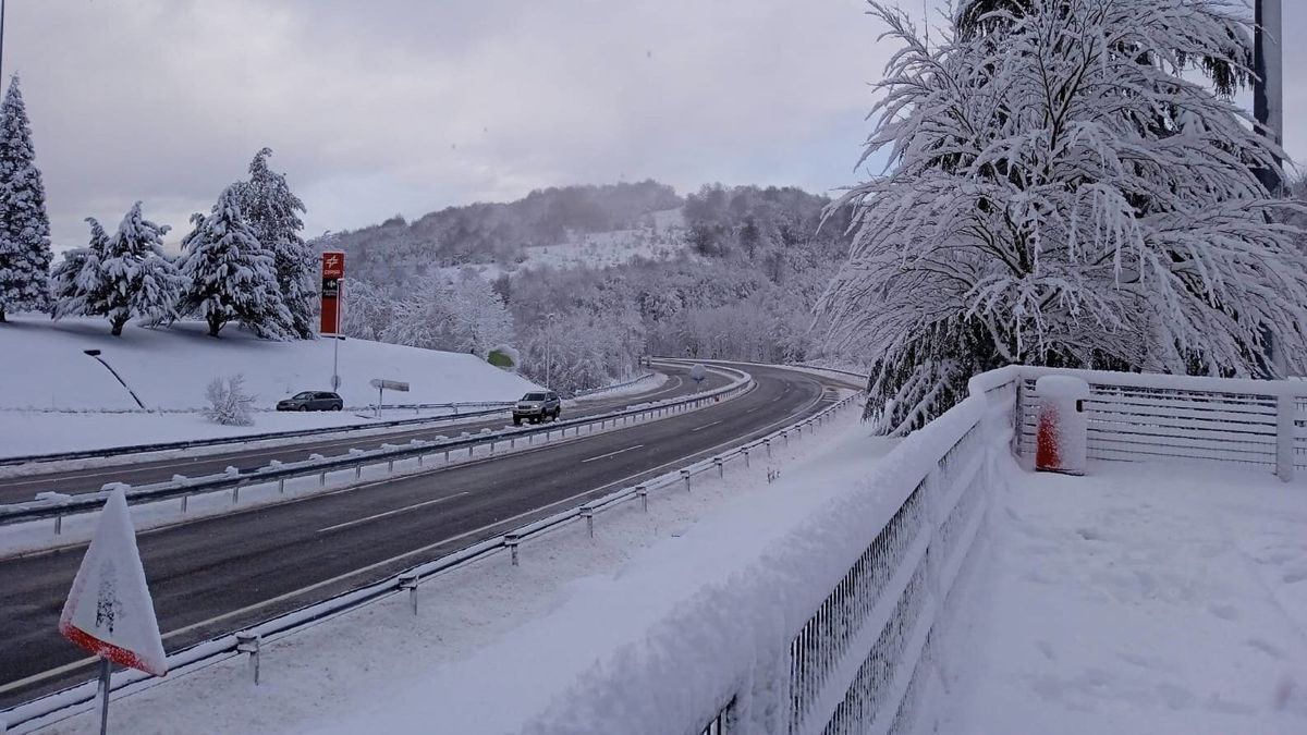Una carretera vasca durante la última nevada Una carretera vasca durante la última nevada