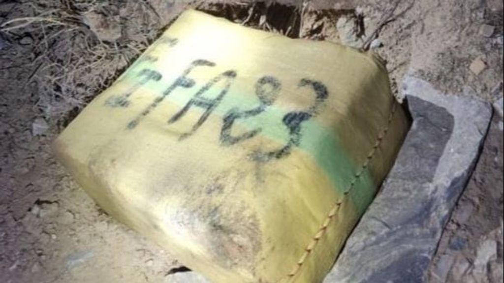 Uno de los fardos de hachís encontrados en la playa de Calahonda, Motril.